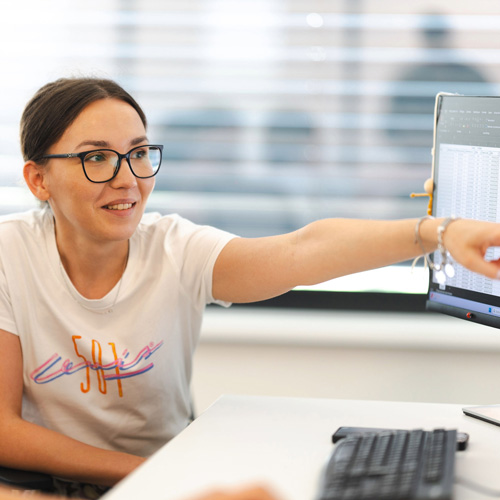 girl-pointing-at-screen